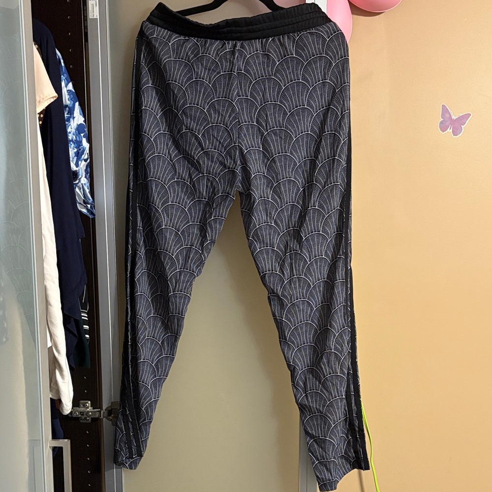Adidas Women’s Black and White Pattern Sport Athletic Workout Pants Joggers - Picture 7 of 7